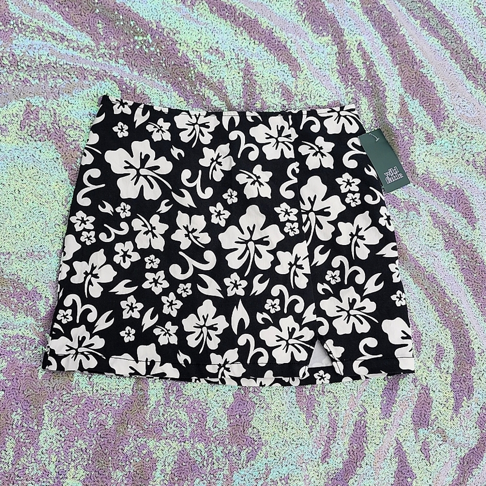 Floral Skirt NWT Size 10 Black & White Cute!